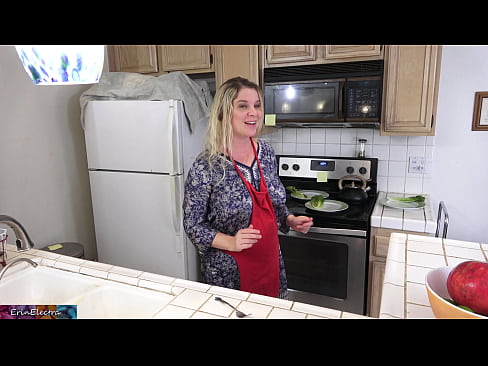 ❤️ Stiefmoeder melkt hem in de keuken voor zijn date ❤️ Anal video at porn nl.xsexshop.ru ❌❤